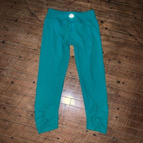 Beyond Yoga Kelly green ruched hem cropped M athletic leggings - Picture 3 of 3